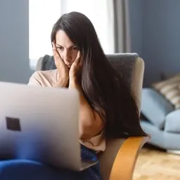 Тайное наблюдение за бывшими в соцсетях: психологические причины и возможности