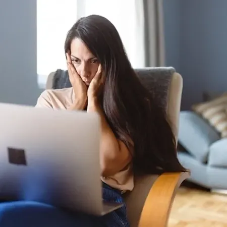 Тайное наблюдение за бывшими в соцсетях: психологические причины и возможности