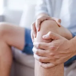 Хруст в суставах: признаки и опасности