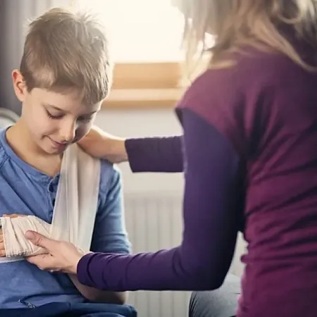 Первая помощь при детских зимних травмах