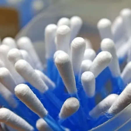 Чистка ушей и опасности ватных палочек