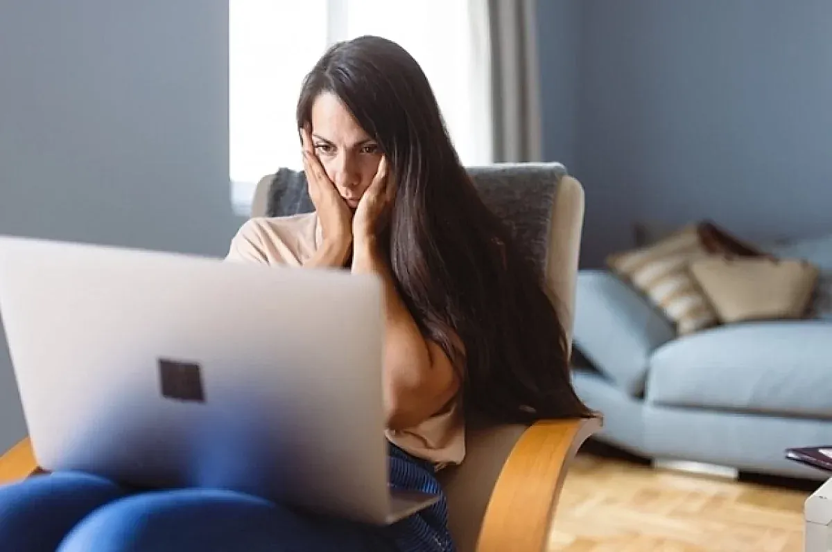 Тайное наблюдение за бывшими в соцсетях: психологические причины и возможности