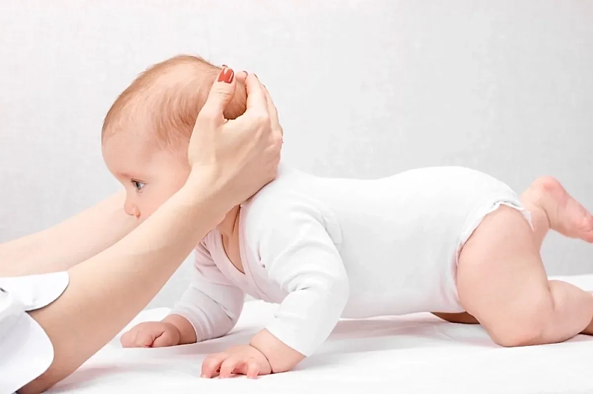 Причины кривошеи у детей и как с этим бороться