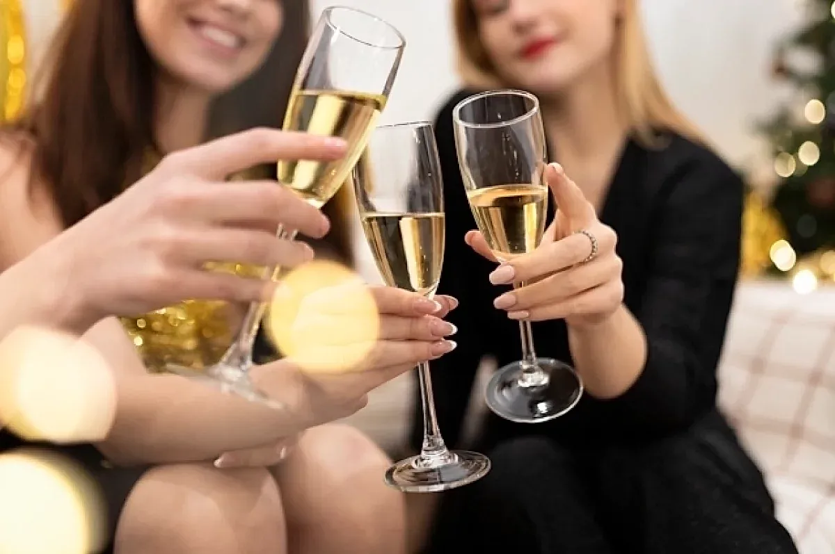 Шампанское с пеплом новогодних записок