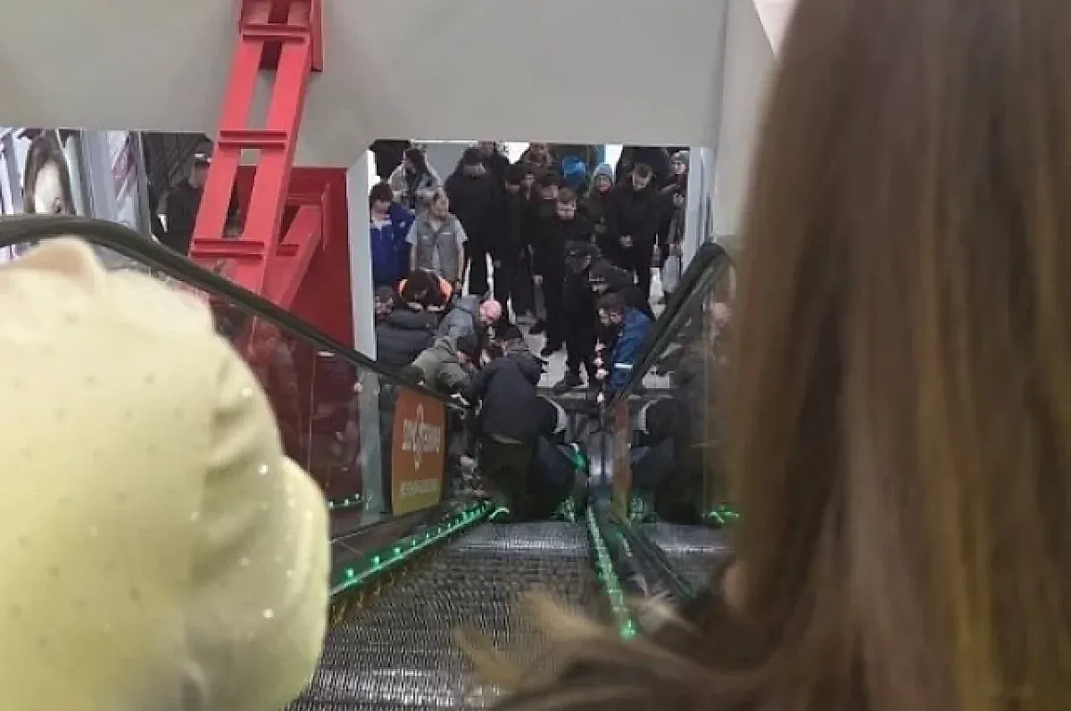 Спасение руки малышки в ТЦ Фокино